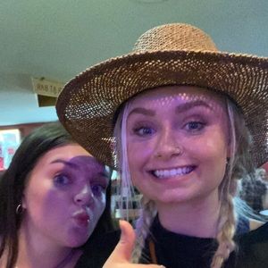 Meet your Posher, Claire